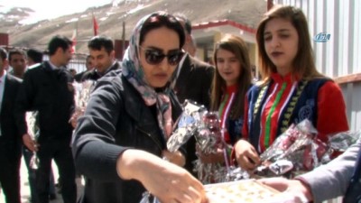 mercimek corbasi -  Akın akın gelen İranlı turistlere karanfilli ve halaylı karşılama  Videosu