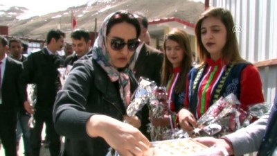 iranlilar - İranlı turistlere karanfil ve halaylarla karşılama - VAN  Videosu