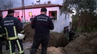 Kanalizasyon kazısında göçük: 1 ölü, 1 yaralı - ANTALYA 