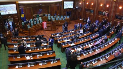 genel kurul salonu - Kosova meclisinde gaz bombası atıldı (2) - PRİŞTİNE Videosu