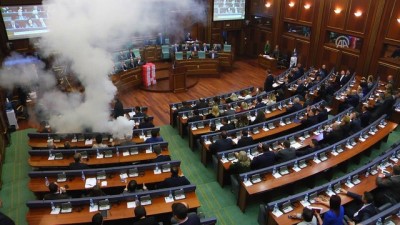 genel kurul - Kosova meclisinde gaz bombası atıldı - PRİŞTİNE Videosu