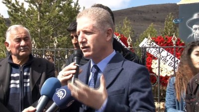 anma toreni -  Ünlü Halk Ozanı Aşık Veysel mezarı başında anıldı  Videosu