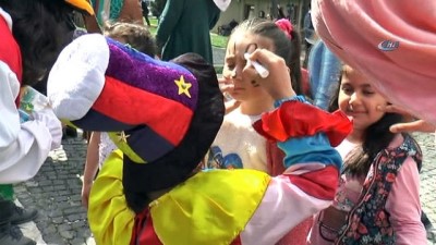 engelli cocuk -  Üsküdar'da down sendromlu gençler, Yusuf Güney şarkılarıyla eğlendi Videosu