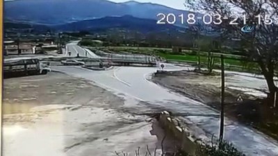  2 kişinin yaralandığı kaza saniye saniye kamerada