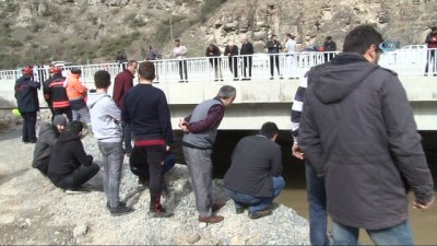 memur -  AFAD Müdürü Ömer Kıratlı: 'Gece geç saatte üzücü bir trafik kazası yaşadık. Bu kazada bir şehidimiz bir yaralımız, bir de kayıp polisimiz var'  Videosu