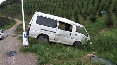 elektrik diregi -  İnşaat işçilerini taşıyan minibüs elektrik direğine çarptı: 5 yaralı  Videosu