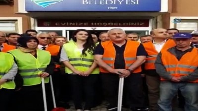 is birakma -  İşçiler işi bıraktı, belediye başkanı sokaklarda temizlik yaptı Videosu