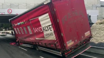 Kamyon köprü altında sıkıştı - İSTANBUL 