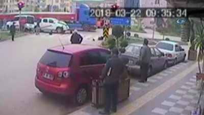  Otomobil elektrik direğine çarptı, direğin yıkıldığını gören kadın böyle kaçtı: 5 yaralı 