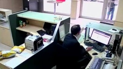  PTT çalışanının bıçaklı soyguncuya canı pahasına direndiği anlar kamerada 