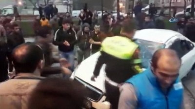 trafik yogunlugu -  Ters dönen aracı elleriyle çevirdiler  Videosu