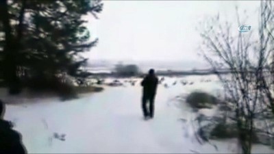  - Ukraynalılar Kıştan Etkilenen Leylekleri Elleriyle Besliyor 