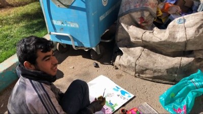 gezin -  15 yaşındaki Yusuf okul hasretini atık malzeme toplarken resim çizerek gideriyor  Videosu