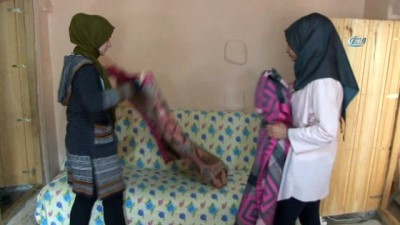 evde tek basina -  Bismilli öğrenciler yaşlıları unutmadı Videosu