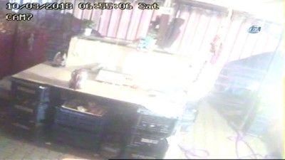 ev hapsi -  Hırsızlık yaparken kameralara yakalanan şahıs çaldığı malzemelerle dolmuşta görüntülendi Videosu