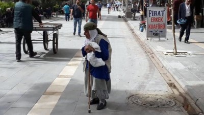 bisiklet -  ‘İnsanlık ölmüş’ dedirten görüntü...Görme engelli yaşlı kadın yardım beklerken bisikletli vatandaş yüzünden düşme tehlikesi atlattı Videosu