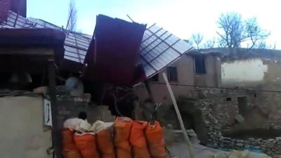 siddetli ruzgar -  Kahramanmaraş’ta şiddetli rüzgar çatıları uçurdu Videosu