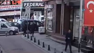 kacis -  Ölümden saniyelerle kurtuluş kamerada...Binadan düşen mermer parçaları bir adım gerisine düştü Videosu
