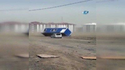 insaat iscileri -  Şiddetli rüzgar 2 tonluk konteyneri böyle uçurdu Videosu