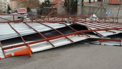 elektrik diregi -  Şiddetli rüzgar elektrik direğini kırdı, çatıyı uçurdu Videosu
