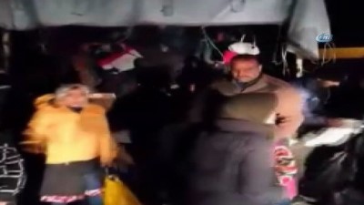 kamyon kasasi -  Tır dorsesinden insan fışkırdı... Erzurum’da toplam 502 kaçak göçmen yakalandı Videosu