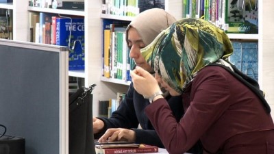  Kütüphanenin içi de dışı da 'kitap'