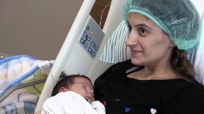 mangal atesi - Mangal yaparken yanan kadın sevkedildiği hastanede doğum yaptı - ADANA  Videosu
