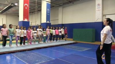 olimpiyat - Antrenör çift, geleceğin cimnastikçilerini yetiştiriyor - AKSARAY  Videosu