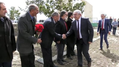 Devlet Sanatçısı Çobanoğlu mezarı başında anıldı - KARS 