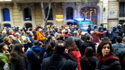 ispanya -  - Katalan liderin tutuklanmasını protesto eden göstericiler polisle çatıştı  Videosu