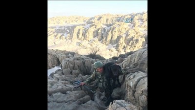  Komandolar mayın arama köpeklerini sırtlarında taşıyor