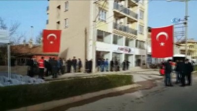 el yapimi bomba -  Afrin’de şehit olan Uzman Jandarma İbrahim Imiş’in ailesine acı haber verildi  Videosu