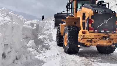 karayollari - Baharda 6 metre kar bulunan yolu açmaya çalışıyorlar - ARDAHAN  Videosu