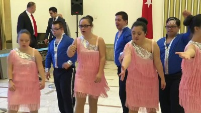 dans gosterisi - Mecliste down sendromlu gençlerden dans gösterisi - TBMM Videosu