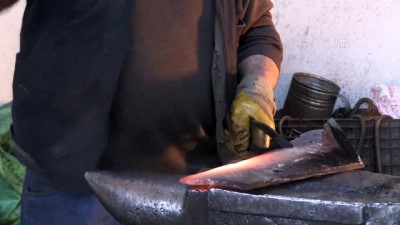 dovme - Sıcak demir dövme ustası 55 yıldır demire şekil veriyor - KARS  Videosu