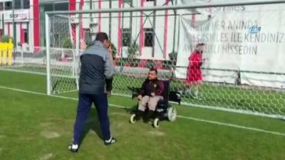 cam kemik hastasi - Sneijder'den Eskişehirsporlu küçük dev adama mesaj var  Videosu