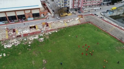 muamma -  Yıkımı bilmeceye dönen Kartal Stadyumu'nda moloz yığınları arasında tehlikeli antrenman havadan görüntülendi  Videosu