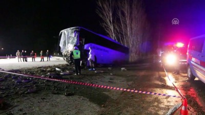 cumhuriyet savcisi - Yolcu otobüsü önce ağaçlara sonra istinat duvarına çarptı: 2 ölü, 33 yaralı (2) - ÇORUM  Videosu