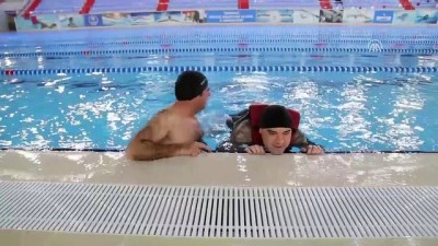 gumus madalya - Aileleriyle birlikte yüzerek engelleri aşıyorlar - TEKİRDAĞ  Videosu