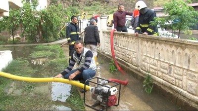  Antalya’da su basan evlerde tahliye işlemleri devam ediyor