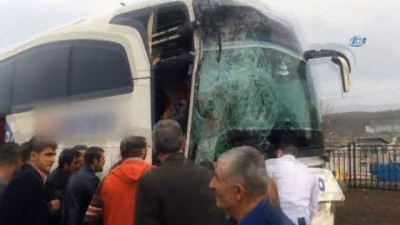 sehirlerarasi otobus -  Bingöl’de 2 otobüs çarpıştı: 1'i ağır 7 yaralı  Videosu