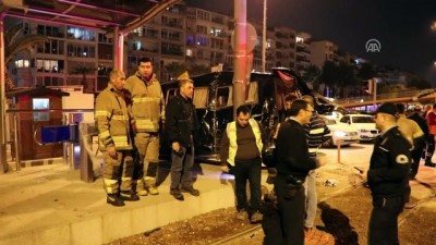 Kaza yapan iki araç tramvay durağına çarptı - İZMİR 