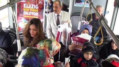 belediye otobusu -  Öğrenciler dağıttı, yolcular kitap okudu Videosu