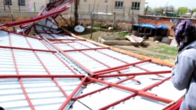 siddetli ruzgar -  Okulun kopan çatısı evin bahçesine düştü  Videosu