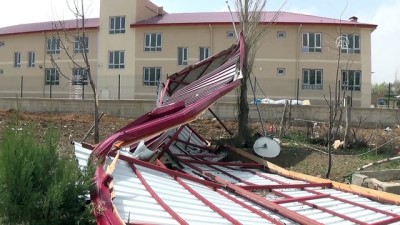 okul binasi - Şiddetli rüzgar okul çatısını uçurdu - KAHRAMANMARAŞ  Videosu