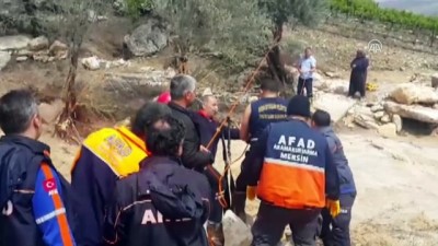 siddetli yagis - Taşkından dolayı tarlada mahsur kalan 2 kişi kurtarıldı - MERSİN  Videosu