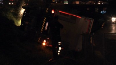 direksiyon -  TEM’de kamyon devrildi: 1 yaralı  Videosu