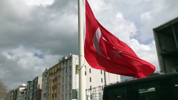 Akm Onundeki Buyuk Turk Bayragi Degistirildi Istanbul