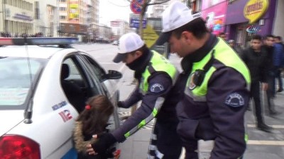 kucuk kiz -  Mendil satarken utanıp ağlayan küçük kızı polis sakinleştirdi Videosu