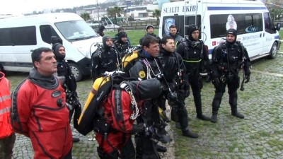 deniz polisi -  Polis aracının dereye devrilmesi sonucu kaybolan polisi denizde dalgıçlarla arama çalışmaları bu sabah başladı  Videosu